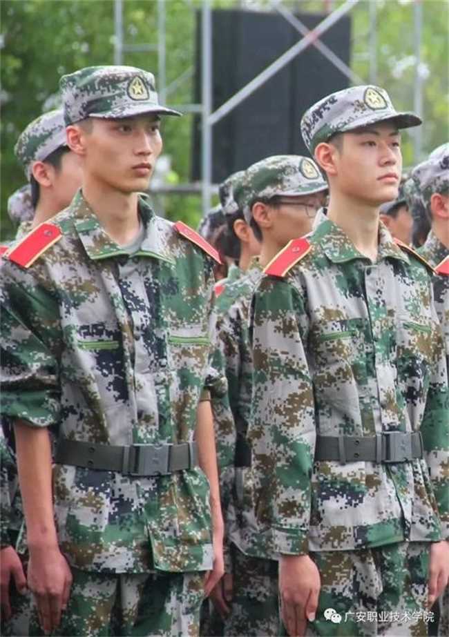 大学军训的衣服是学校发吗(大学军训的衣服是买的吗还是学校免费发的)