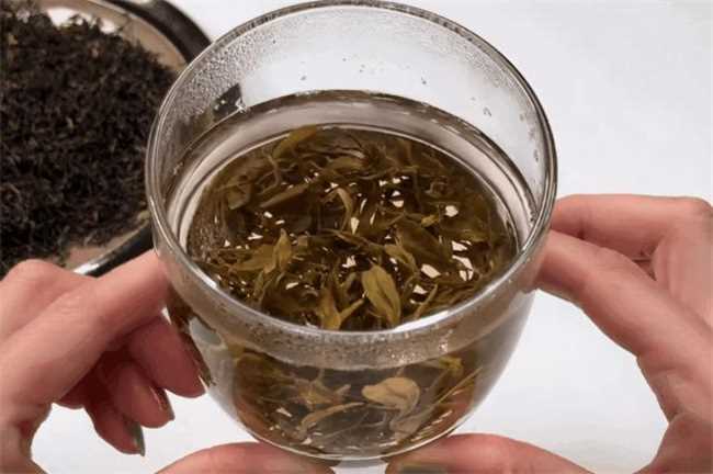 茶叶过期还能继续饮用吗(茶叶过期还能饮用吗)