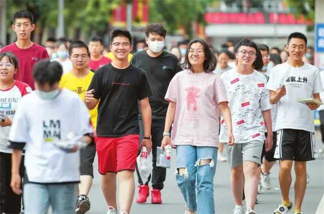 除了耐克还有哪些衣服适合在高考的时候穿(高考考生穿什么衣服在高考的时候可以穿口号T恤)