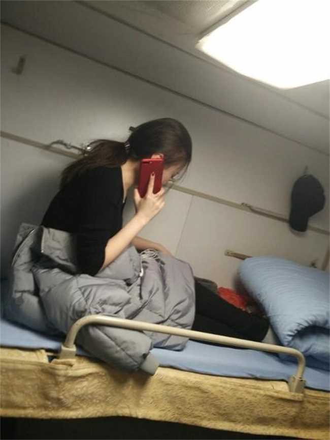 女生坐火车硬卧过夜安全吗(女孩在卧铺火车上过夜安全吗)