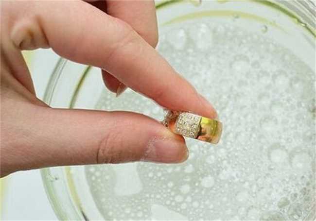 戒指取不下来了怎么办