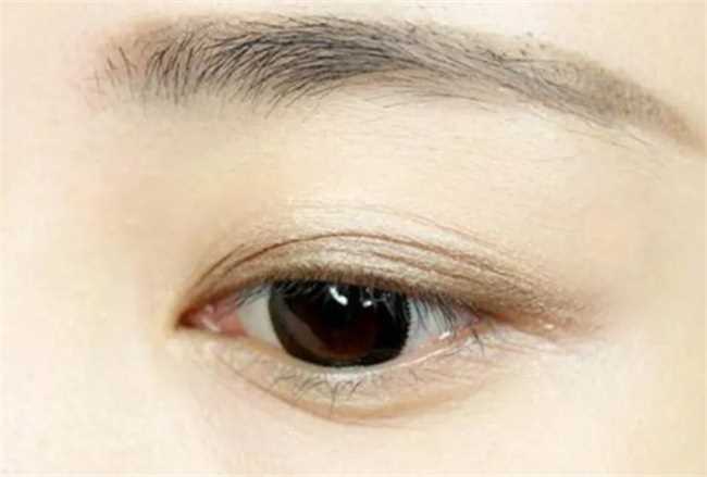 双眼皮很深的女人面相好吗