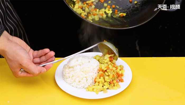 咖喱鸡饭怎么做(鸡肉切丁的做法步骤)