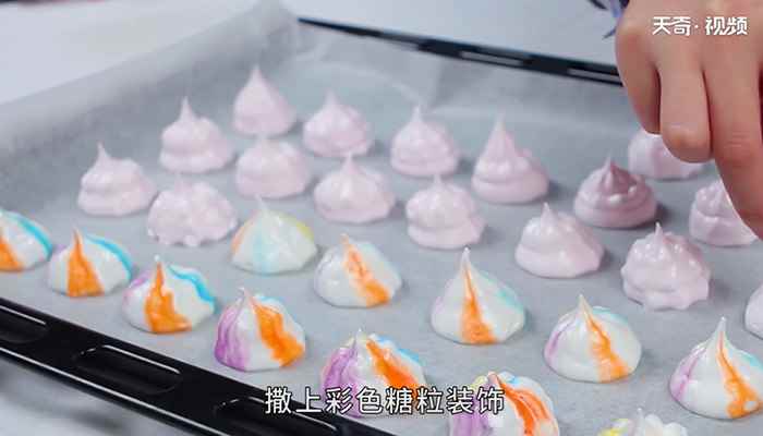 蛋白糖怎么做(鸡蛋清70克白糖90克、柠檬水3克、使用色素少许)