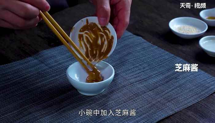 乾隆白菜的做法(白菜300克、蜂蜜5克、白芝麻适量)