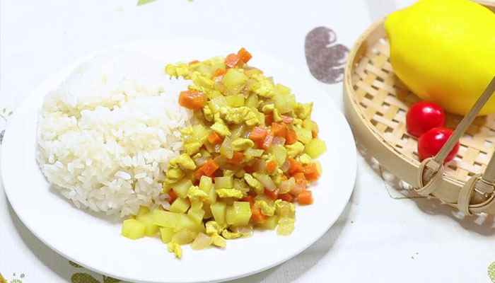 咖喱鸡饭怎么做(鸡肉切丁的做法步骤)