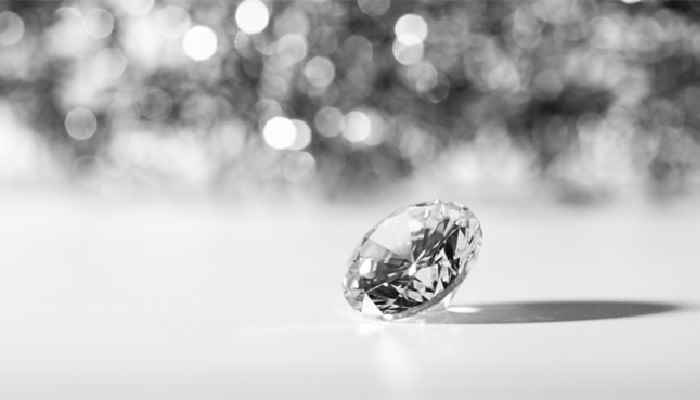 钻石原石和水晶原石怎么分辨(钻石的晶体形态呈现出来的是八面体还有菱形状的十二面体)