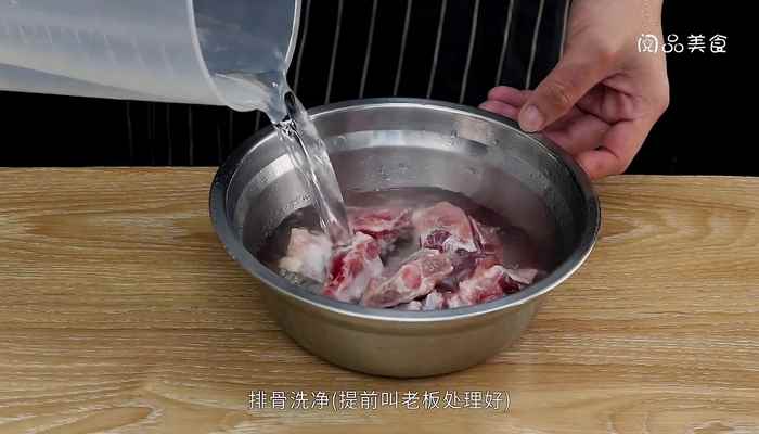 香酥排骨的做法(排骨200克、油适量、盐1茶匙、姜1块、料酒)
