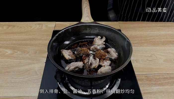 香酥排骨的做法(排骨200克、油适量、盐1茶匙、姜1块、料酒)