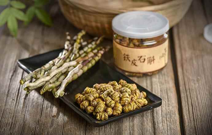 紫皮石斛和铁皮石斛怎么区分(紫皮石斛和铁皮石斛怎么区分真假)