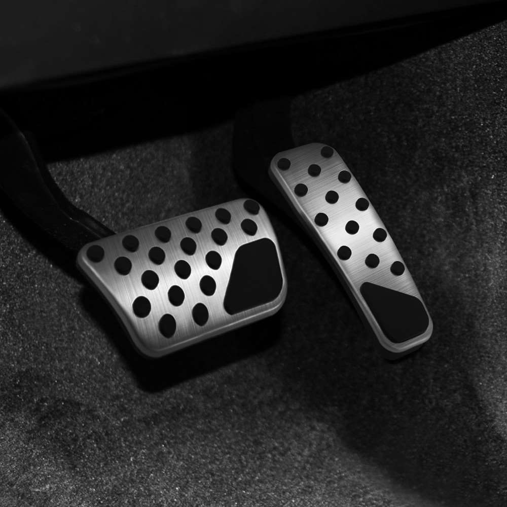 制动踏板 brake pedal