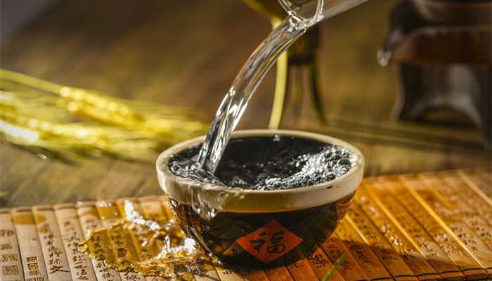 摄图网_500621576_banner_白酒酒花图(企业商用)_副本.jpg 古代的酒杯叫啥(中国古代酒杯有樽、觞、盅、斗、白、杯杓等称呼)