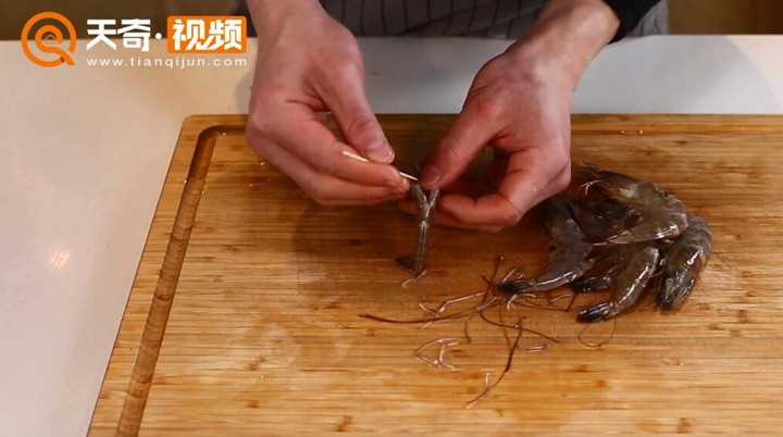 炒香辣虾的家常做法(白糖翻炒的做法)