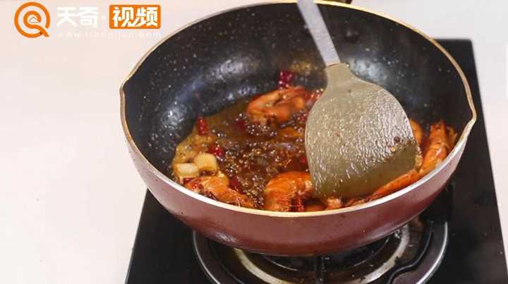 炒香辣虾的家常做法(白糖翻炒的做法)
