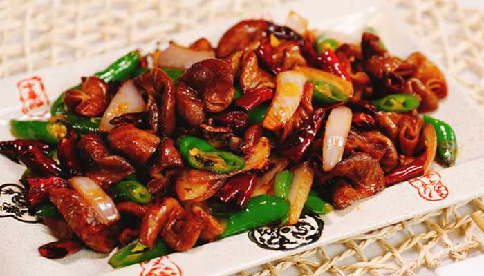 红肠和什么一起炒好吃(红肠和鸡蛋、大葱、黄瓜、木耳、胡萝卜、西葫芦等食材一起炒)
