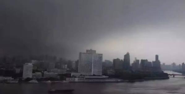 武汉大暴雨白天变黑夜(气象条件、城市建设和环境污染等原因)