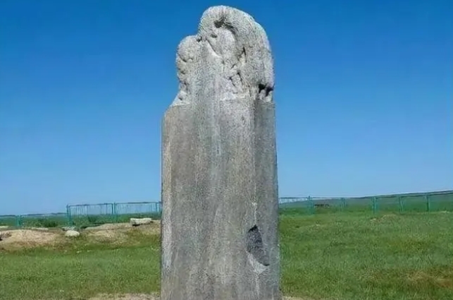 俄罗斯在库页岛发现汉字石碑，我国专家赶到后，碑上内容让人尴尬