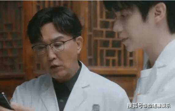 《后浪》孙头头下跪是什么状况?贪心业主独特婚戒太可耻