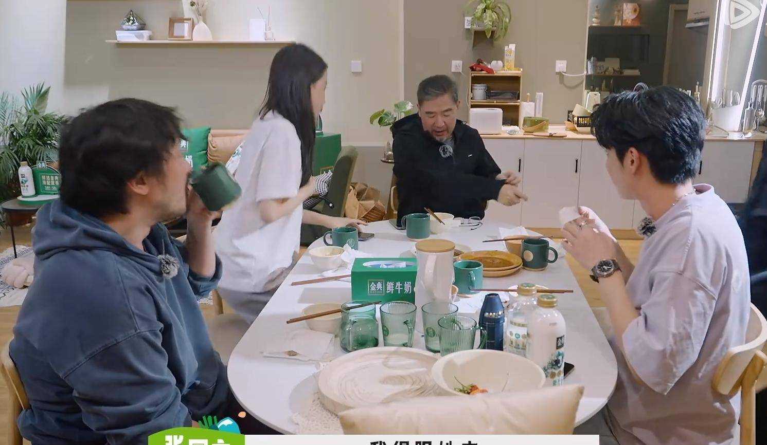 宋丹丹因身体原因暂离桃花坞 62岁爬高原频繁吸氧,看得人心疼!