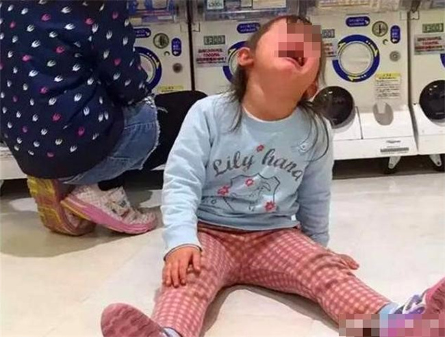 孩子想买贵衣服 妈妈不同意“躺地打滚” 走娃的路让他无路可走