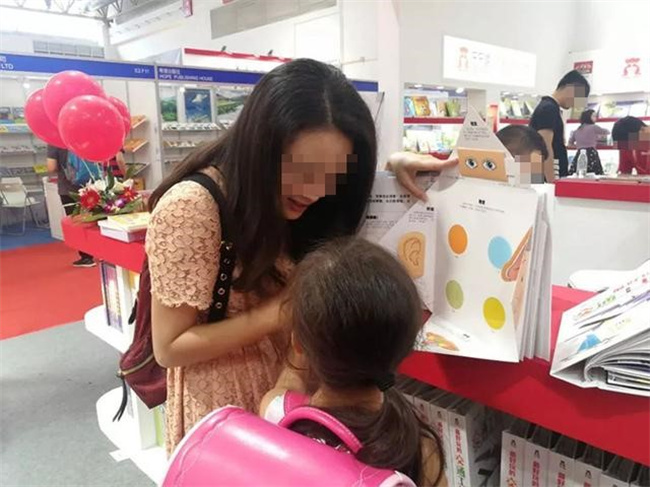 孩子想买贵衣服 妈妈不同意“躺地打滚” 走娃的路让他无路可走