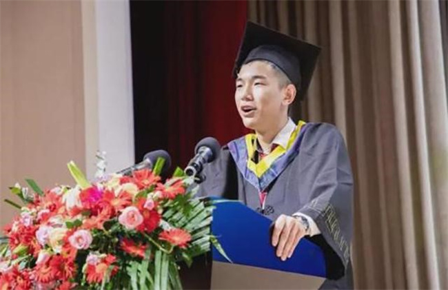单亲高管爸爸为子辞职 17年后 他的儿子却选择了一条“不归路”