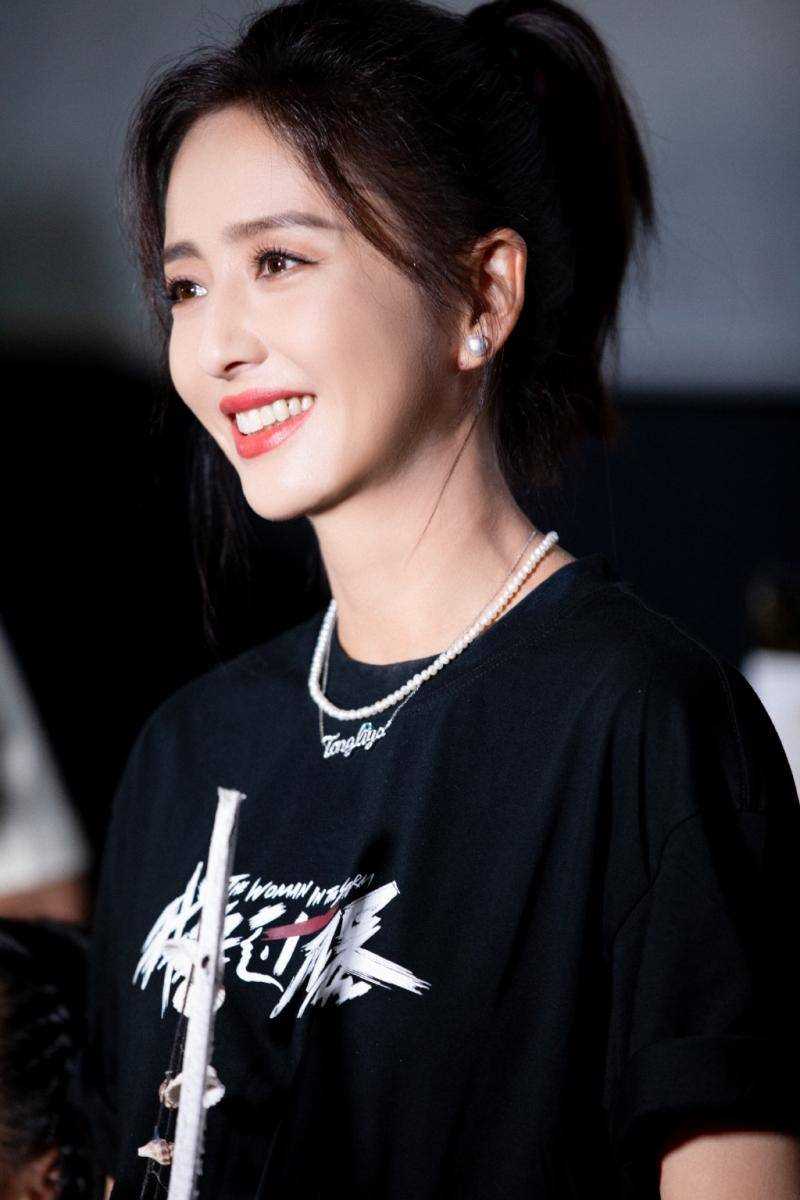 陈思诚落泪夸赞前妻佟丽娅演技 4分钟发言句句彩虹屁