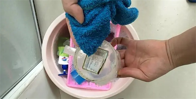 刷牙的杯子弄脏了怎么清洗 用这个小妙招 泡一泡杯子迅速变干净