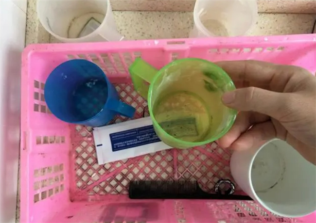 刷牙的杯子弄脏了怎么清洗 用这个小妙招 泡一泡杯子迅速变干净