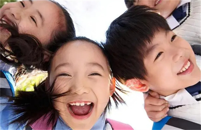 当孩子问“妈妈 为什么别人不和我玩”时 你应该怎么回答