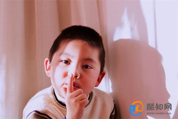 孩子咬指甲 啃手指 揪头发 习惯性动作藏发育风险 妈妈要读懂