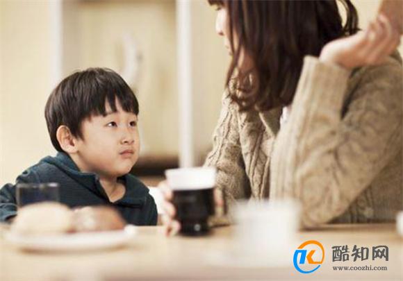 孩子咬指甲 啃手指 揪头发 习惯性动作藏发育风险 妈妈要读懂