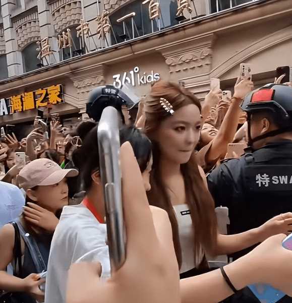 痞幼追星Angelababy 共同现身活动,网红和明星差距一下就看出来了