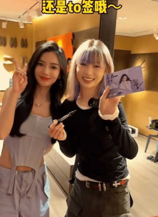 痞幼追星Angelababy 共同现身活动,网红和明星差距一下就看出来了