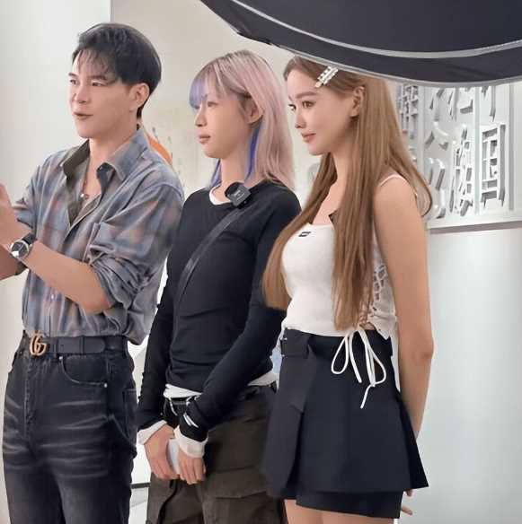 痞幼追星Angelababy 共同现身活动,网红和明星差距一下就看出来了