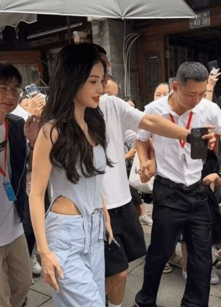 痞幼追星Angelababy 共同现身活动,网红和明星差距一下就看出来了