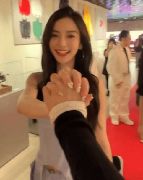 痞幼追星Angelababy 共同现身活动,网红和明星差距一下就看出来了
