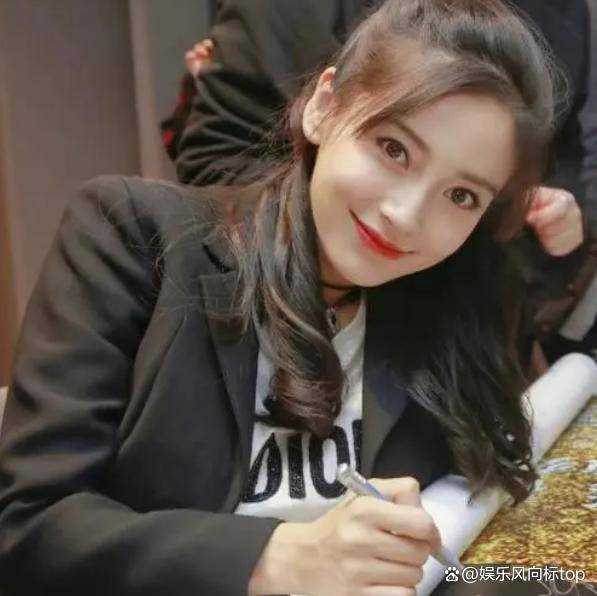 by2晒与Angelababy合照 引发粉丝们的狂热讨论和期待