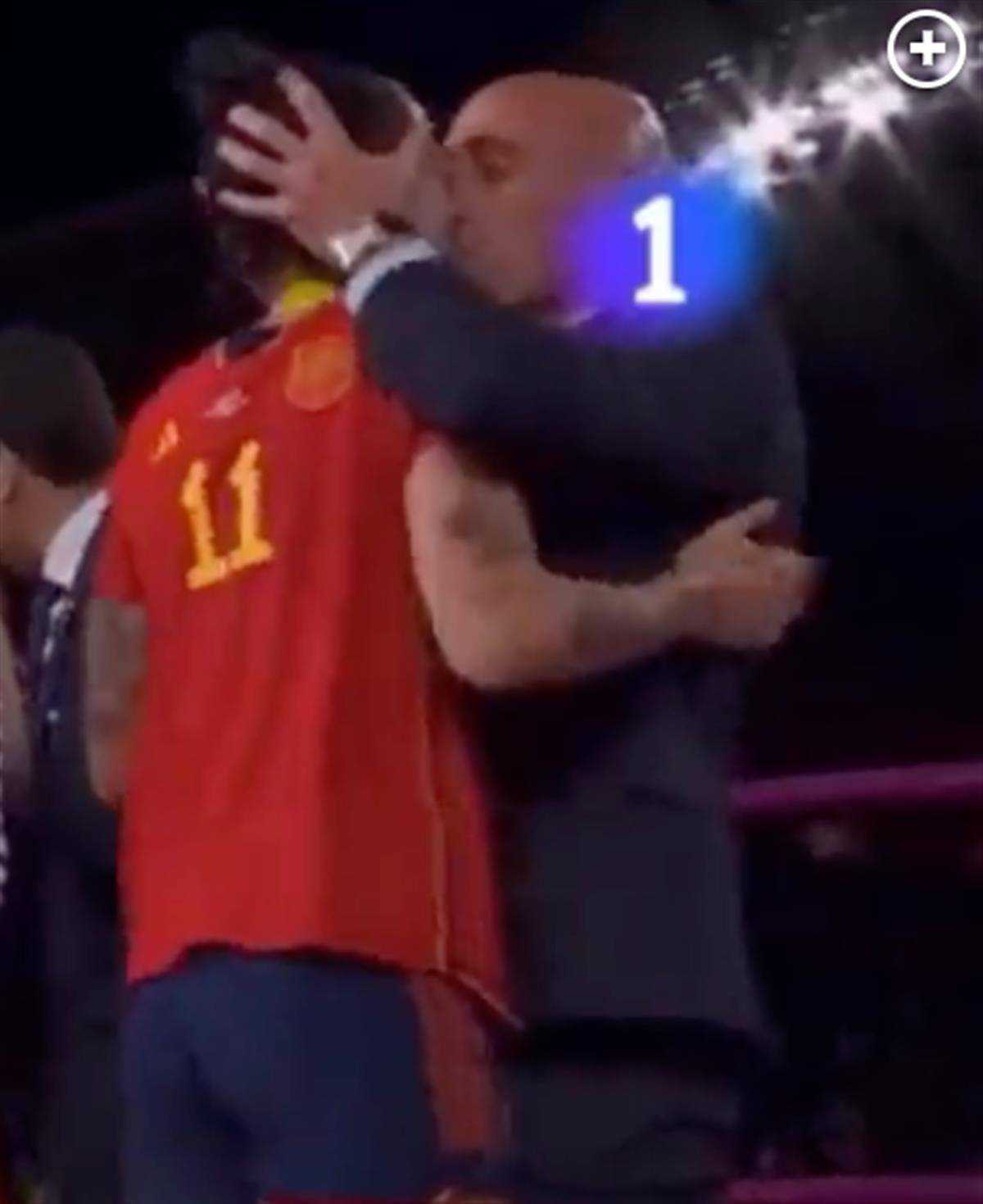 夺冠后强吻球员?西班牙足协主席公开道歉:“有点玷污”世界杯的胜利