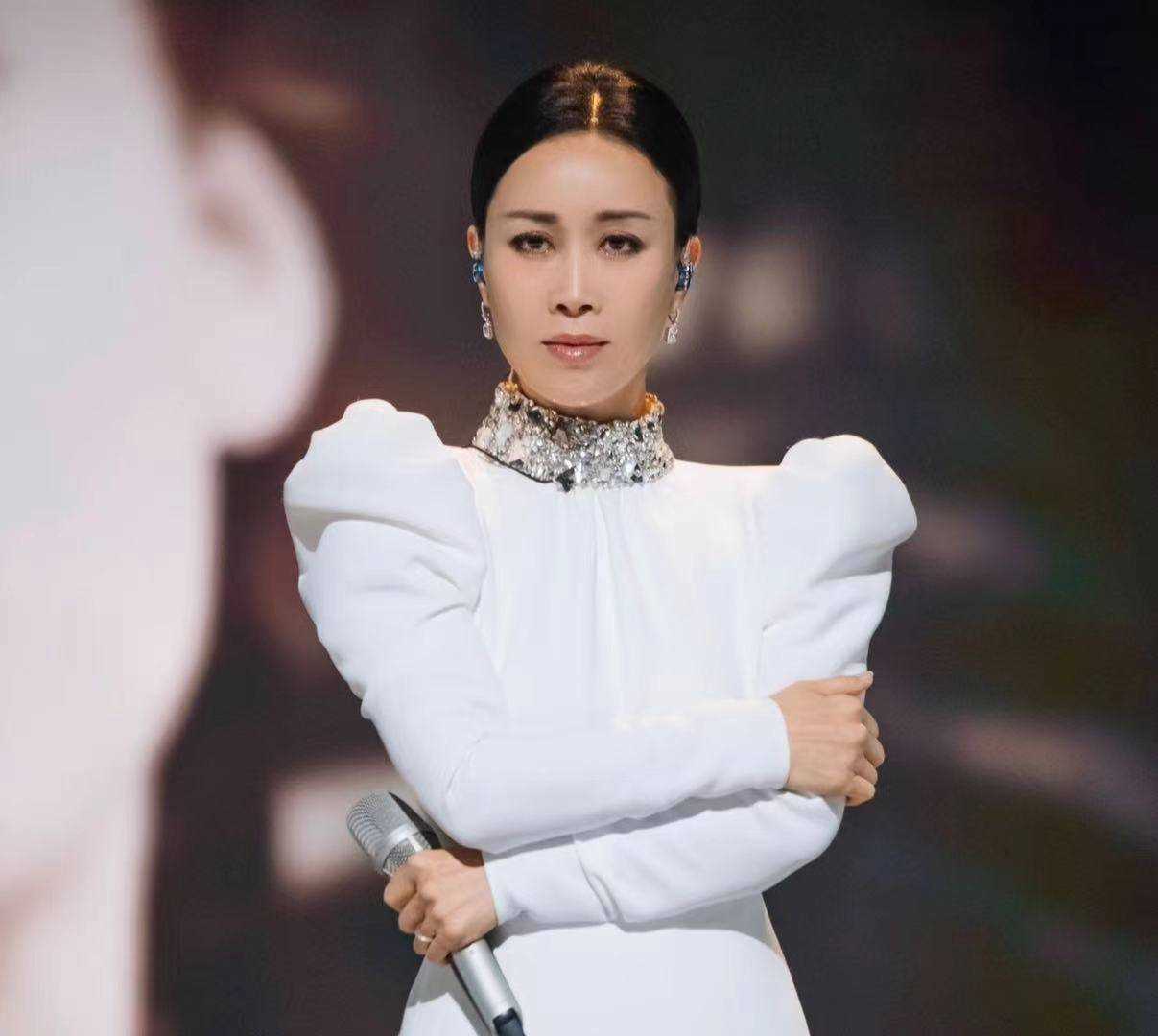那英请辞音乐节后现身泰国度假 面黄肌瘦显憔悴疑被气出病