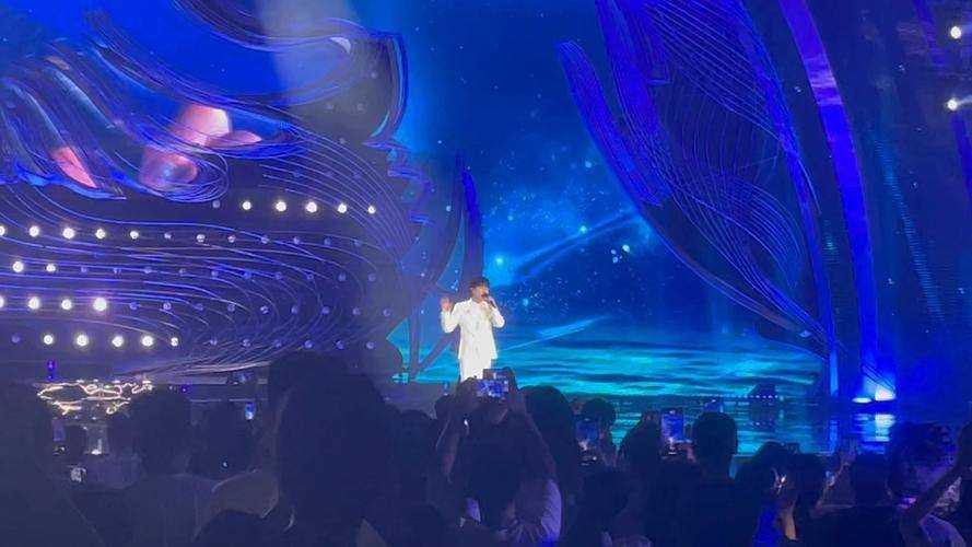 分享！周深用歌声点亮人间星河