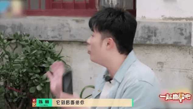杜海涛吃蜈蚣在嘴里八进八出 隔着屏幕我都感觉头皮发麻！