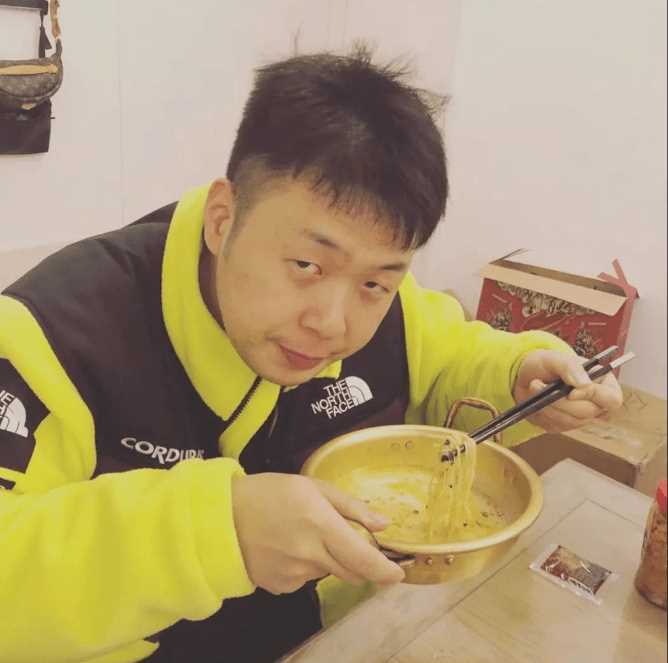 杜海涛吃蜈蚣在嘴里八进八出 隔着屏幕我都感觉头皮发麻！
