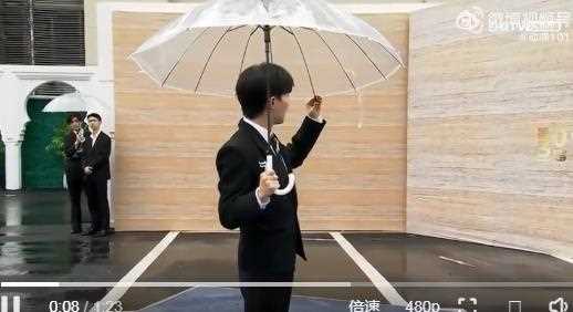 喜剧人人设不倒!周深红毯上修伞 前一秒帅气,后一秒可爱