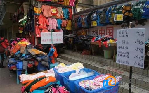 路边摊9.9元一件的衣服 都是从哪来的 很多人还以为捡漏了