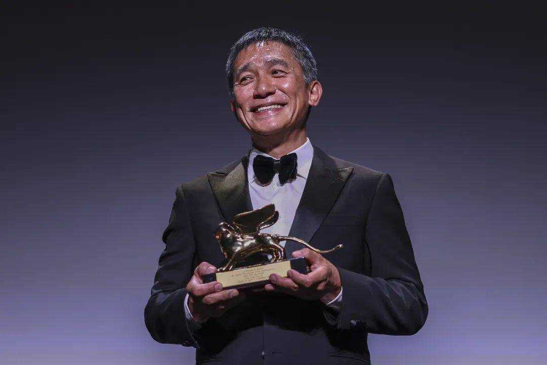梁朝伟威尼斯领奖变表情包 荣获金狮奖终身成就奖泪洒现场表示此生无憾了