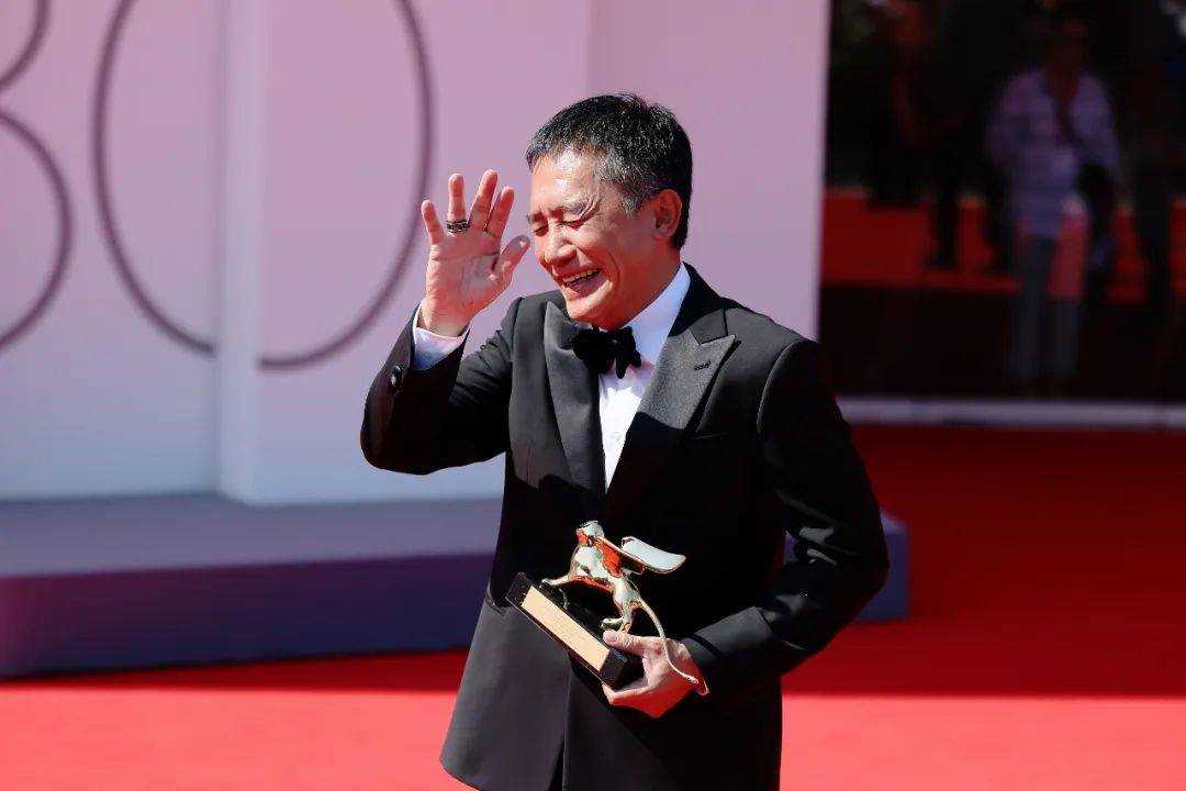 梁朝伟威尼斯领奖变表情包 荣获金狮奖终身成就奖泪洒现场表示此生无憾了