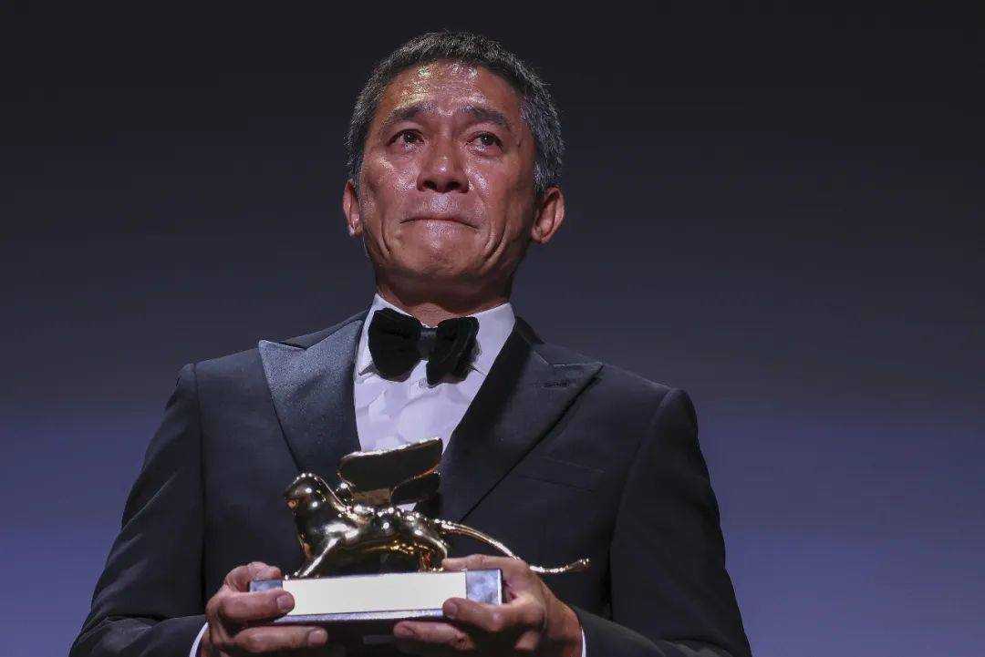 梁朝伟威尼斯领奖变表情包 荣获金狮奖终身成就奖泪洒现场表示此生无憾了
