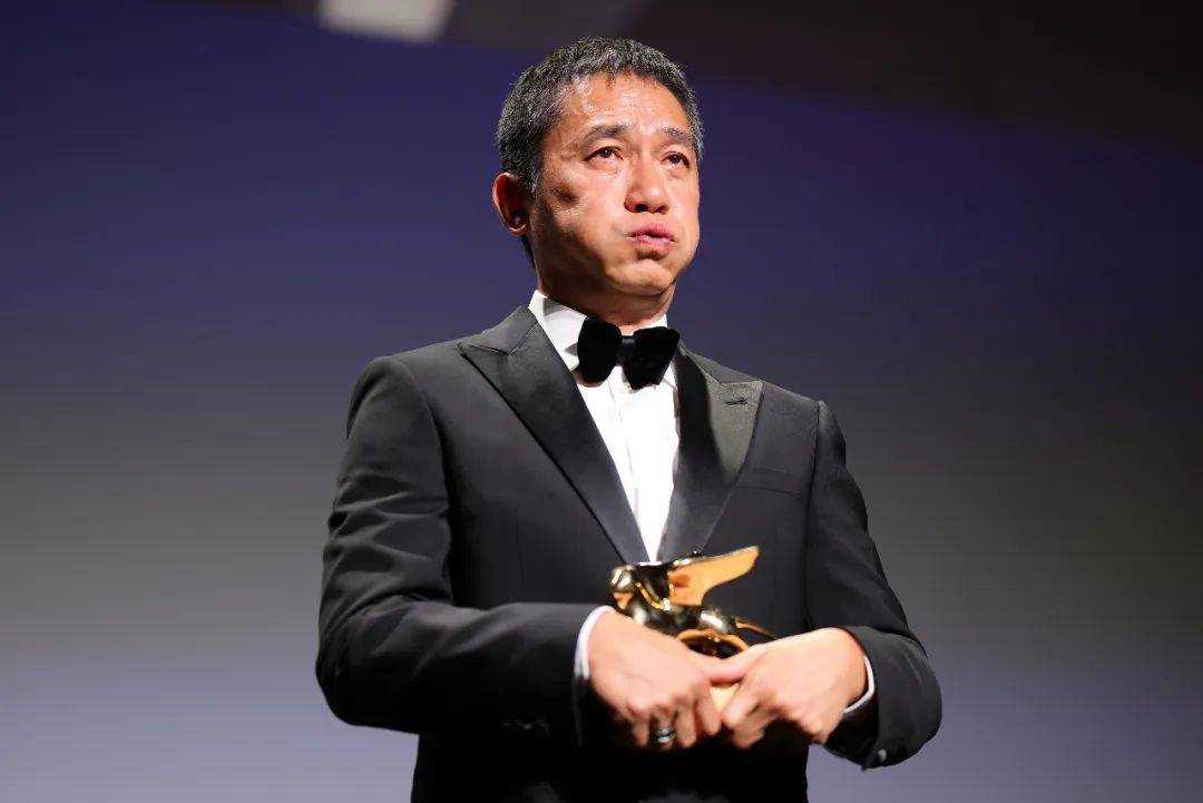 梁朝伟威尼斯领奖变表情包 荣获金狮奖终身成就奖泪洒现场表示此生无憾了