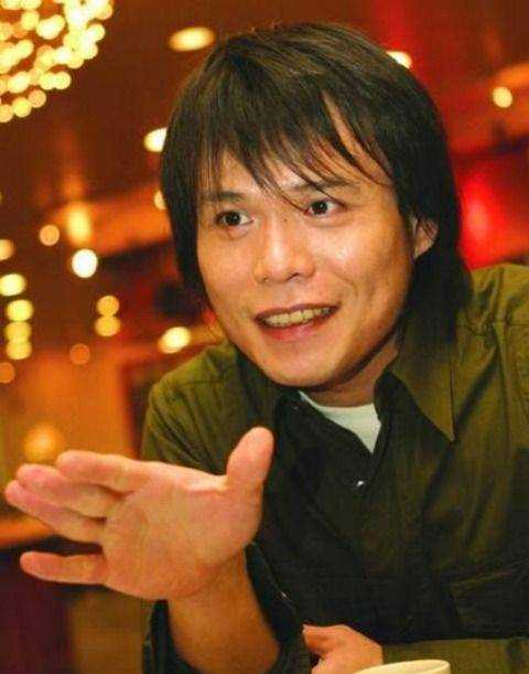 伍佰演唱会麦克风都不拿了 指挥万人大合唱震撼全场